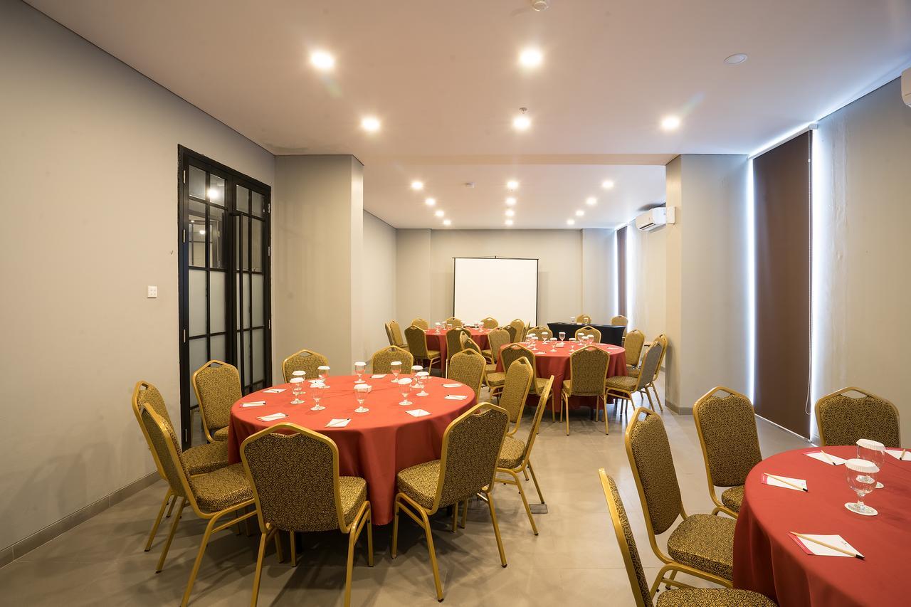 Maple Hotel Grogol Джакарта Екстер'єр фото